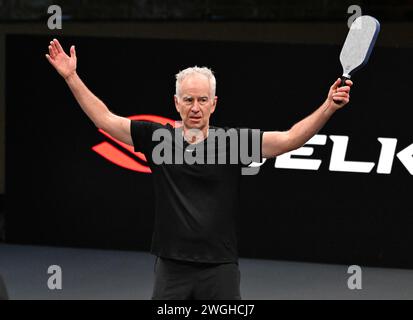 Hollywood FL, USA. Februar 2024. John McEnroe spielt während des Pickleball Slam 2 im Hard Rock Live, das am 4. Februar 2024 im Seminole Hard Rock Hotel & Casino in Hollywood, Florida stattfindet. Quelle: Mpi04/Media Punch/Alamy Live News Stockfoto