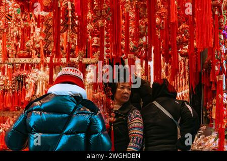 Manhattan, USA. Februar 2024. Verbraucher und Händler werden beobachtet, wie sie sich am Sonntag, den 4. Februar, in Chinatown, Manhattan, NY, auf die Feierlichkeiten zum Neujahrsfest vorbereiten. das Mondneujahr 2024,2024 wird durch das Jahr des Drachen gekennzeichnet. (Foto: Cristina Matuozzi/SIPA USA) Credit: SIPA USA/Alamy Live News Stockfoto