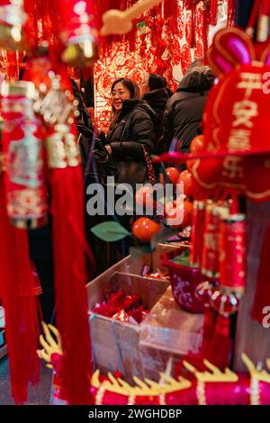 Manhattan, USA. Februar 2024. Verbraucher und Händler werden beobachtet, wie sie sich am Sonntag, den 4. Februar, in Chinatown, Manhattan, NY, auf die Feierlichkeiten zum Neujahrsfest vorbereiten. das Mondneujahr 2024,2024 wird durch das Jahr des Drachen gekennzeichnet. (Foto: Cristina Matuozzi/SIPA USA) Credit: SIPA USA/Alamy Live News Stockfoto