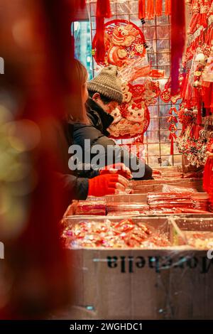 Manhattan, USA. Februar 2024. Verbraucher und Händler werden beobachtet, wie sie sich am Sonntag, den 4. Februar, in Chinatown, Manhattan, NY, auf die Feierlichkeiten zum Neujahrsfest vorbereiten. das Mondneujahr 2024,2024 wird durch das Jahr des Drachen gekennzeichnet. (Foto: Cristina Matuozzi/SIPA USA) Credit: SIPA USA/Alamy Live News Stockfoto