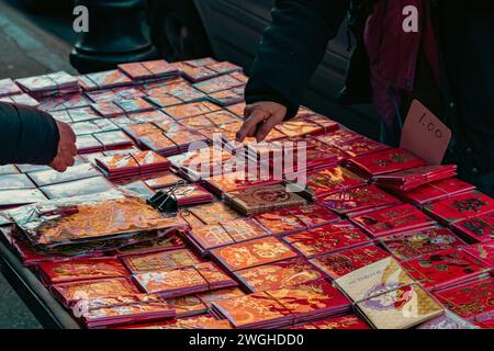 Manhattan, USA. Februar 2024. Verbraucher und Händler werden beobachtet, wie sie sich am Sonntag, den 4. Februar, in Chinatown, Manhattan, NY, auf die Feierlichkeiten zum Neujahrsfest vorbereiten. das Mondneujahr 2024,2024 wird durch das Jahr des Drachen gekennzeichnet. (Foto: Cristina Matuozzi/SIPA USA) Credit: SIPA USA/Alamy Live News Stockfoto