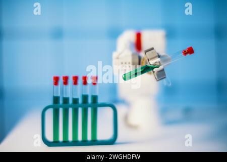 Versuchsroboter in einem wissenschaftlichen Labor manipuliert Reagenzgläser mit einer chemischen Substanz Stockfoto