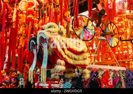 Manhattan, USA. Februar 2024. Verbraucher und Händler werden beobachtet, wie sie sich am Sonntag, den 4. Februar, in Chinatown, Manhattan, NY, auf die Feierlichkeiten zum Neujahrsfest vorbereiten. das Mondneujahr 2024,2024 wird durch das Jahr des Drachen gekennzeichnet. (Foto: Cristina Matuozzi/SIPA USA) Credit: SIPA USA/Alamy Live News Stockfoto