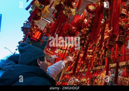 Manhattan, USA. Februar 2024. Verbraucher und Händler werden beobachtet, wie sie sich am Sonntag, den 4. Februar, in Chinatown, Manhattan, NY, auf die Feierlichkeiten zum Neujahrsfest vorbereiten. das Mondneujahr 2024,2024 wird durch das Jahr des Drachen gekennzeichnet. (Foto: Cristina Matuozzi/SIPA USA) Credit: SIPA USA/Alamy Live News Stockfoto