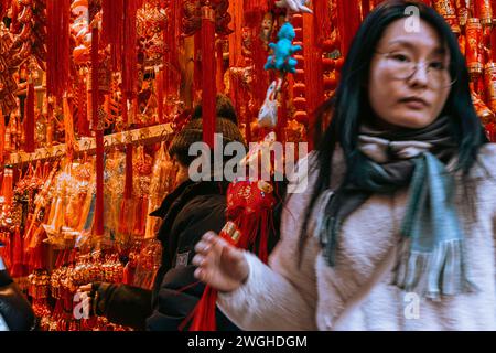 Manhattan, USA. Februar 2024. Verbraucher und Händler werden beobachtet, wie sie sich am Sonntag, den 4. Februar, in Chinatown, Manhattan, NY, auf die Feierlichkeiten zum Neujahrsfest vorbereiten. das Mondneujahr 2024,2024 wird durch das Jahr des Drachen gekennzeichnet. (Foto: Cristina Matuozzi/SIPA USA) Credit: SIPA USA/Alamy Live News Stockfoto