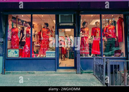 Manhattan, USA. Februar 2024. Verbraucher und Händler werden beobachtet, wie sie sich am Sonntag, den 4. Februar, in Chinatown, Manhattan, NY, auf die Feierlichkeiten zum Neujahrsfest vorbereiten. das Mondneujahr 2024,2024 wird durch das Jahr des Drachen gekennzeichnet. (Foto: Cristina Matuozzi/SIPA USA) Credit: SIPA USA/Alamy Live News Stockfoto