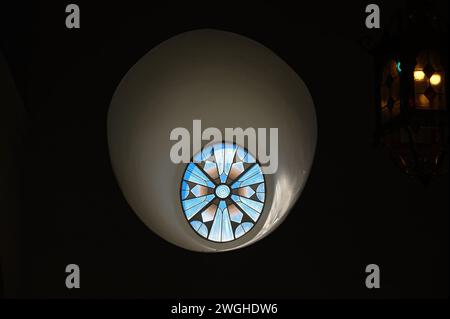 Blaues Buntglas-Oberlicht oder Fenster in Alcazar de Segovia, Spanien Stockfoto