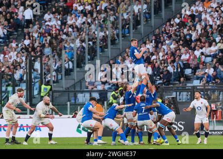 Rom, Italien. Februar 2024. Federico Ruzza aus Italien holt den Ball in einer Line-Out während der Guinness Men's Six Nations 2024. Stockfoto