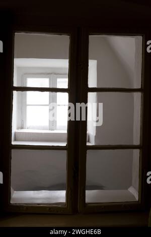Alte Fenster in einem alten Haus. Stockfoto