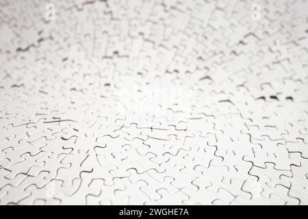 Glattes weißes, radiales Puzzle unfokussiert, abstrakte Textur aus nächster Nähe Stockfoto