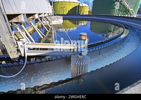 Buerste zum Reinigen der Ablaufrinne im Nachklaerbecken der Klaeranlage Garching. Buerste zum Reinigen der Ablaufrinne im Nachklaerbecken. Bayerns Wirtschafts- und Energieminister Hubert Aiwanger uebergibt der Technischen Universitaet München TUM einen Foerderbescheid für das Projekt KomMeth. Das Projekt befasst sich mit der Umwandlung von Strom aus erneuerbaren Energien in Methan unter realen Bedingungen. *** Bürste zur Reinigung des Auslasskanals im Sekundärklärer der Kläranlage Garching Bürste zur Reinigung des Auslasskanals im Sekundärklärer Bavarias Mi Stockfoto