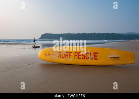 Agonda, Goa, Indien, Ein Surfbrett am Agonda Beach in South Goa, nur Editorial. Stockfoto
