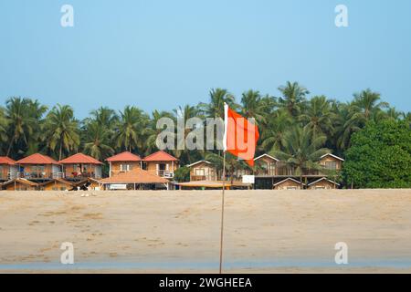 Agonda, Goa, Indien, Landschaft von Agonda Strand mit roter Flagge weben, nur Editorial. Stockfoto