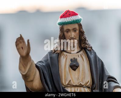 Statue von Jesus Christus mit Strickmütze in den Farben der palästinensischen Flagge Stockfoto