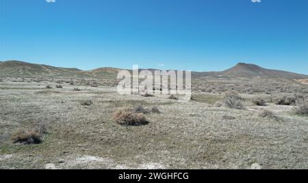 Eine malerische Wüste mit Hügeln vor dem Hintergrund eines blauen Himmels. Nevada, USA Stockfoto