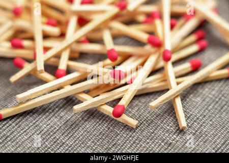 Der Haushalt passt auf einen Stapel mit roten Köpfen nah an. Stockfoto