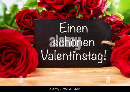 5. Februar 2024: Happy Valentinstag Gruß auf einem Schild vor roten Rosen FOTOMONTAGE *** einen schönen Valentinstag Gruß auf einem Schild vor roten rosen FOTOMONTAGE Stockfoto