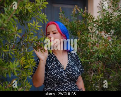 Weibliche Sommer-Altstadt Spaziergang in Antalya Türkei. Eine Frau mit bunten Haaren und Kleidern erkundet anmutig die historischen Straßen. Visuelle Sinfonie, die Vergangenheit und Gegenwart in Einklang bringt. Stockfoto