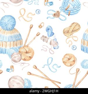 Nahtloses Muster von Kugeln und Knäueln aus Wolle, Stricknadeln und Hut auf weißem Hintergrund. Aquarellhintergrund der Nadelflotte. Schablone handgezeichnet il Stockfoto