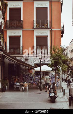 Kleine Ecke mit Terrasse in Madrid in Spanien am 21. September 2021 Stockfoto