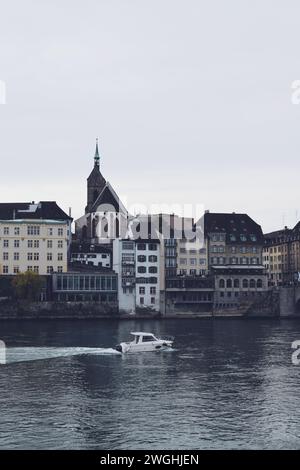 Häuser am Rande des rheins in basel in der schweiz am 17. november 2019 Stockfoto