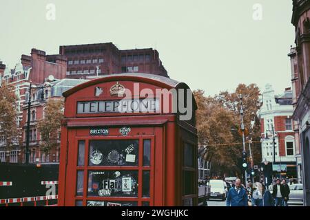 Typische Telefonkabine im Zentrum von London, England am 25. Oktober 2017 Stockfoto