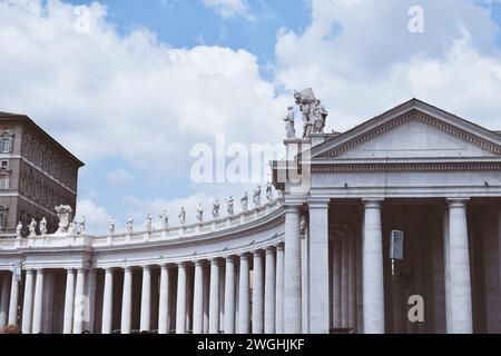 Säulen von St.. Petersplatz in Vatikanstadt, 16. April 2017 Stockfoto