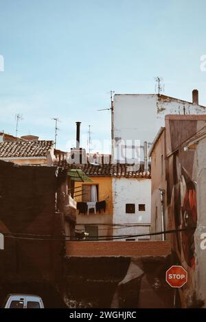 Lineare Darstellung alter Häuser in Arnedo in La Rioja, Spanien am 20. Oktober 2021 Stockfoto