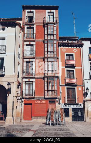 Gebäude mit alten Fassaden in Logroño in La Rioja, Spanien am 20. Oktober 2021 Stockfoto