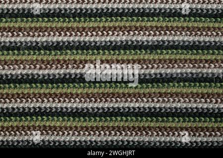 Häkelte Stoffstruktur mit braunen, grauen, grünen und schwarzen Linien, abstrakte Nahaufnahme Stockfoto