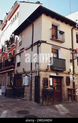 Kleine Ecke mit Bar im Zentrum von Logroño in La Rioja, Spanien am 20. Oktober 2021 Stockfoto
