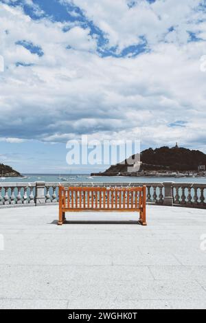 Bank vor der Bucht von San Sebastian im Baskenland in Spanien am 21. Juni 2021 Stockfoto