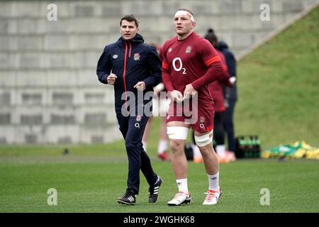 Englands Sam Underhill (rechts) mit Richard Wigglesworth Attack- und Kicking-Strategie-Trainer während eines Trainings im Honda England Rugby Performance Centre, Pennyhill Park, Bagshot. Bilddatum: Montag, 5. Februar 2024. Stockfoto