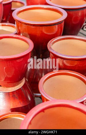 Hellrote Keramik-Pflanztöpfe in der örtlichen Gärtnerei. Stockfoto