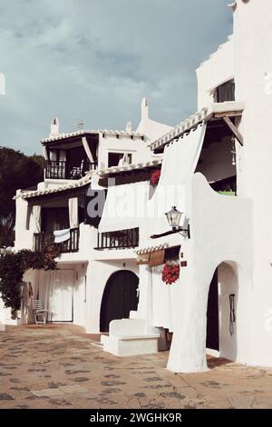 Stadt Binibeca auf der spanischen Insel Menorca am 8. August 2021 Stockfoto