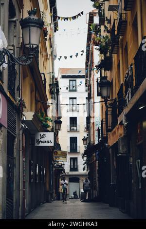 Enge und dekorierte Straße im Zentrum von Madrid in Spanien am 21. September 2021 Stockfoto