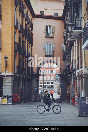 Straße mit Zugang zum Hauptplatz von Madrid in Spanien am 21. September 2021 Stockfoto