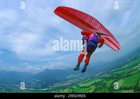 Gleitschirmflieger in einer Kurve über Lenggries, Bayern, Deutschland Stockfoto