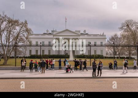 WASHINGTON, D.C. - 15. Februar 2023: Touristen vor dem Weißen Haus. Stockfoto