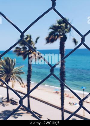 Badalona Strand durch Bars in Katalonien, Spanien, am 2. Juli 2023 Stockfoto