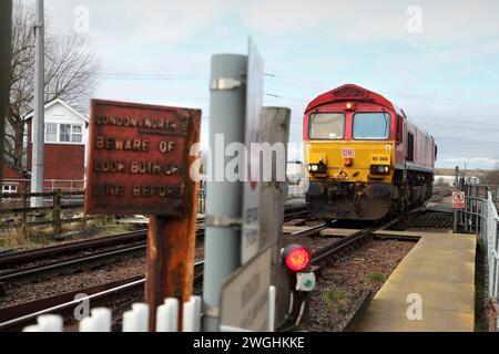 Die DB Cargo Class 66 Lok 66088 überquert den Keadby-Kanal mit der Linie 0Z10 0905 Immingham - Doncaster - Immingham am 23.05. Stockfoto