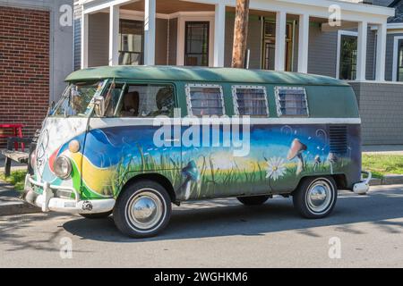 Andover, MA, USA-26. Juni 2022: Klassischer VW-Mikrobus oder Van, auch als Kombi auf der Antiquitätenmesse bekannt. Stockfoto