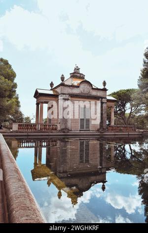 Denkmal mit einem kleinen See im Horta Labyrinth Park in Barcelona in Katalonien, Spanien, am 6. Oktober 2023 Stockfoto