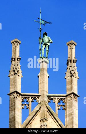 Ritterstatue auf dem Dach des neuen Rathauses am Marienplatz, München, Bayern Stockfoto