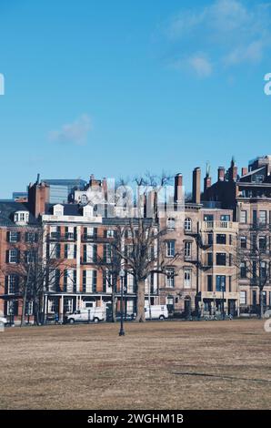 Reihe alter Häuser im Hintergrund in der Innenstadt von Boston, USA, am 12. Februar 2020 Stockfoto