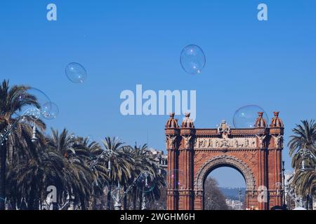 Blasen im Triumphbogen von Barcelona in Katalonien, Spanien, am 1. September 2019 Stockfoto