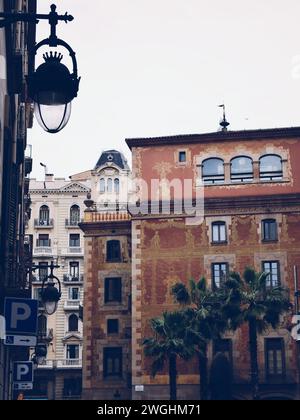 Bunte Fassaden im gotischen Viertel Barcelona in Katalonien, Spanien, am 19. September 2023 Stockfoto