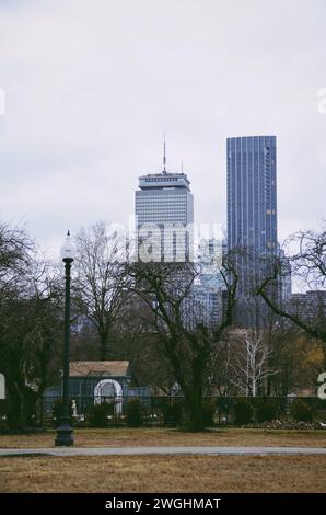 Boston Common Park mit Wolkenkratzern im Hintergrund in Boston, USA, am 12. Februar 2020 Stockfoto