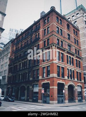 Altes Backsteingebäude an einer Ecke in Boston, USA, am 12. Februar 2020 Stockfoto