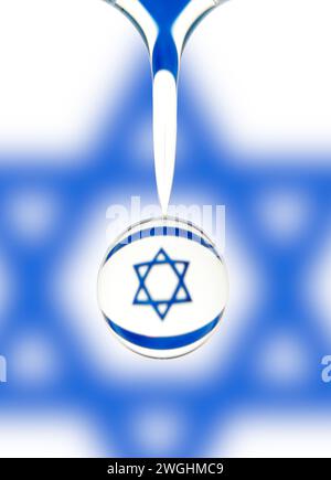 Tropfen Wasser tropft ab, die Flagge Israels spiegelt sich im Tropfen wieder Stockfoto